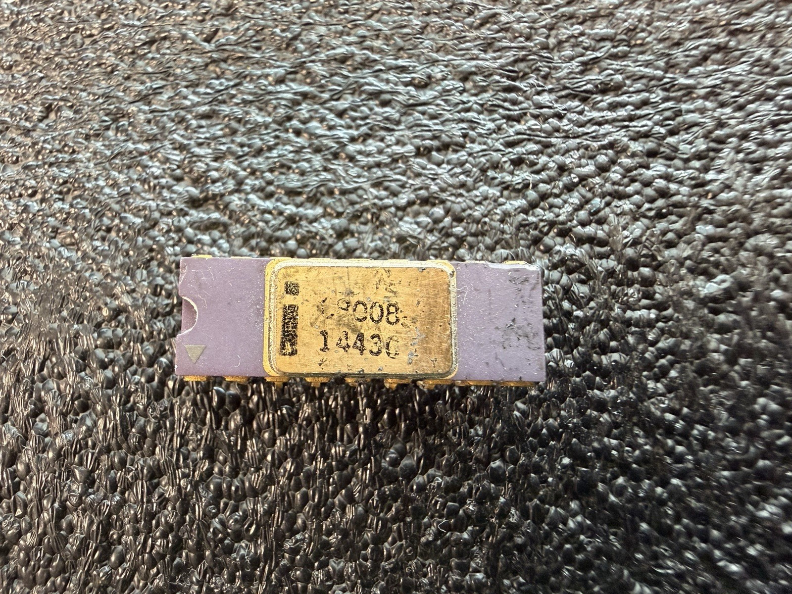Sad Vintage Intel C8008 1st 8-Bit CPU Purple/Gold/Ceramic **MISSING ONE LEG**
