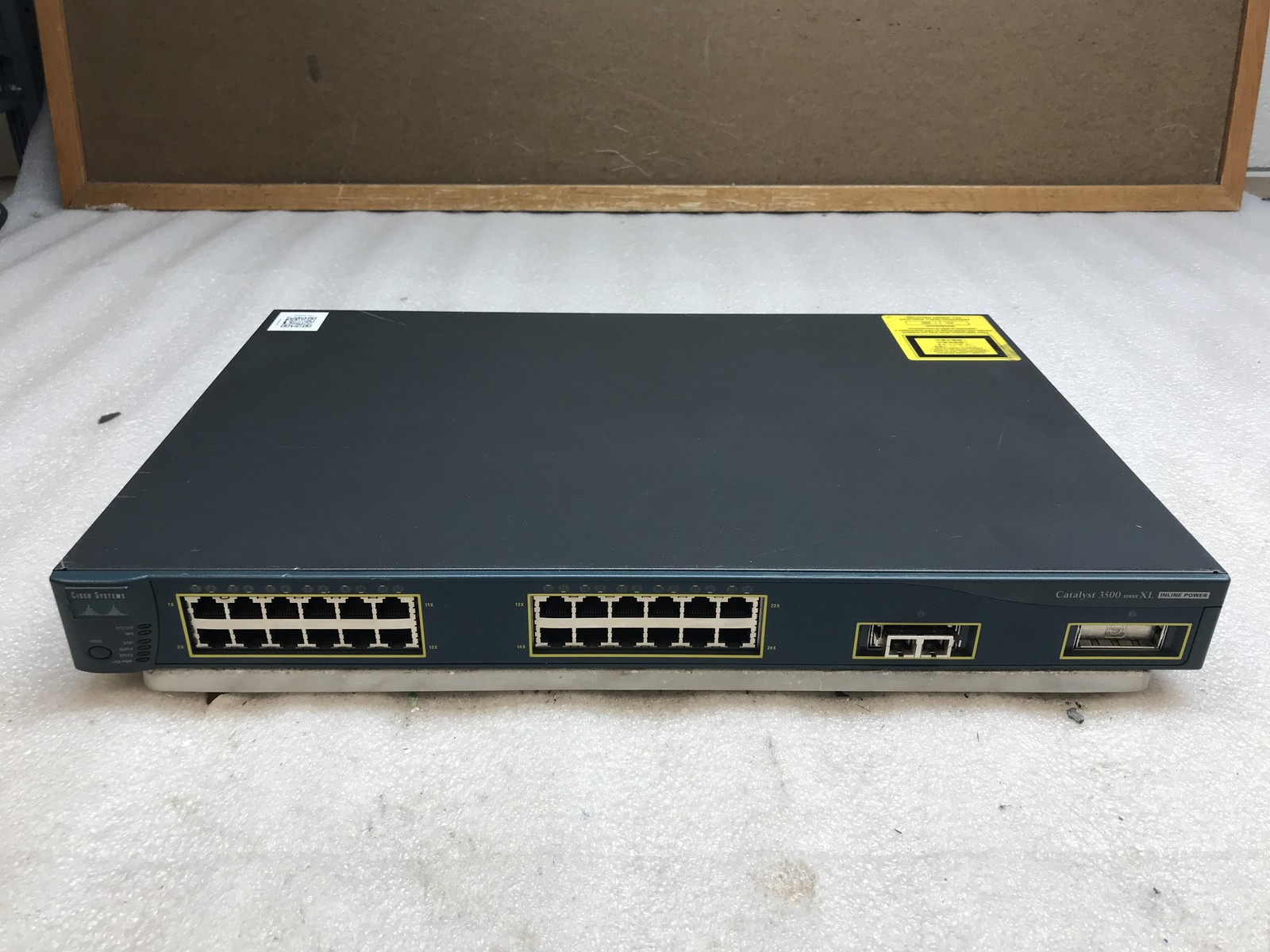 Cisco Catalyst 3500 Series XL INLINE POWER WS-C3524-PWR-XL-EN 24-Port GbE Switch