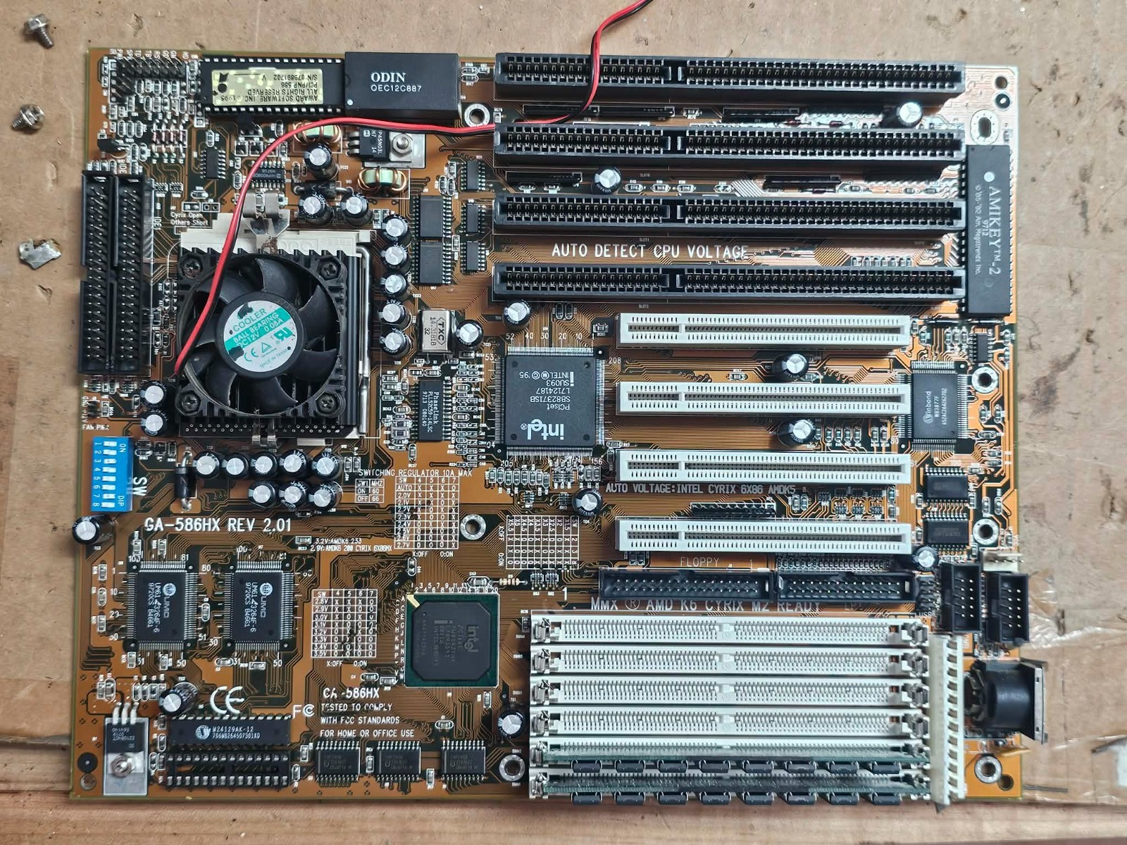Gigabyte GA-586HX Sockel 7 ISA retro Mainboard + Pentium 200MHz + 32MB RAM Good