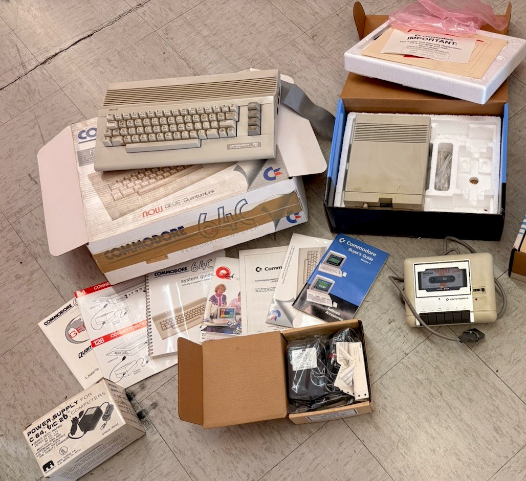 Commodore 64C Vintage Home Computer Lot w/ Box, Manuals & Accessories