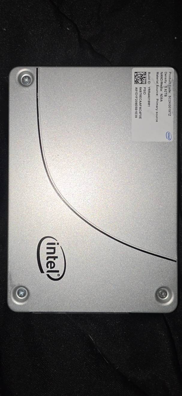 Intel/Solidigm D3-S4620 1.92TB SSD features a highly universal 2.5-inch (7mm)...