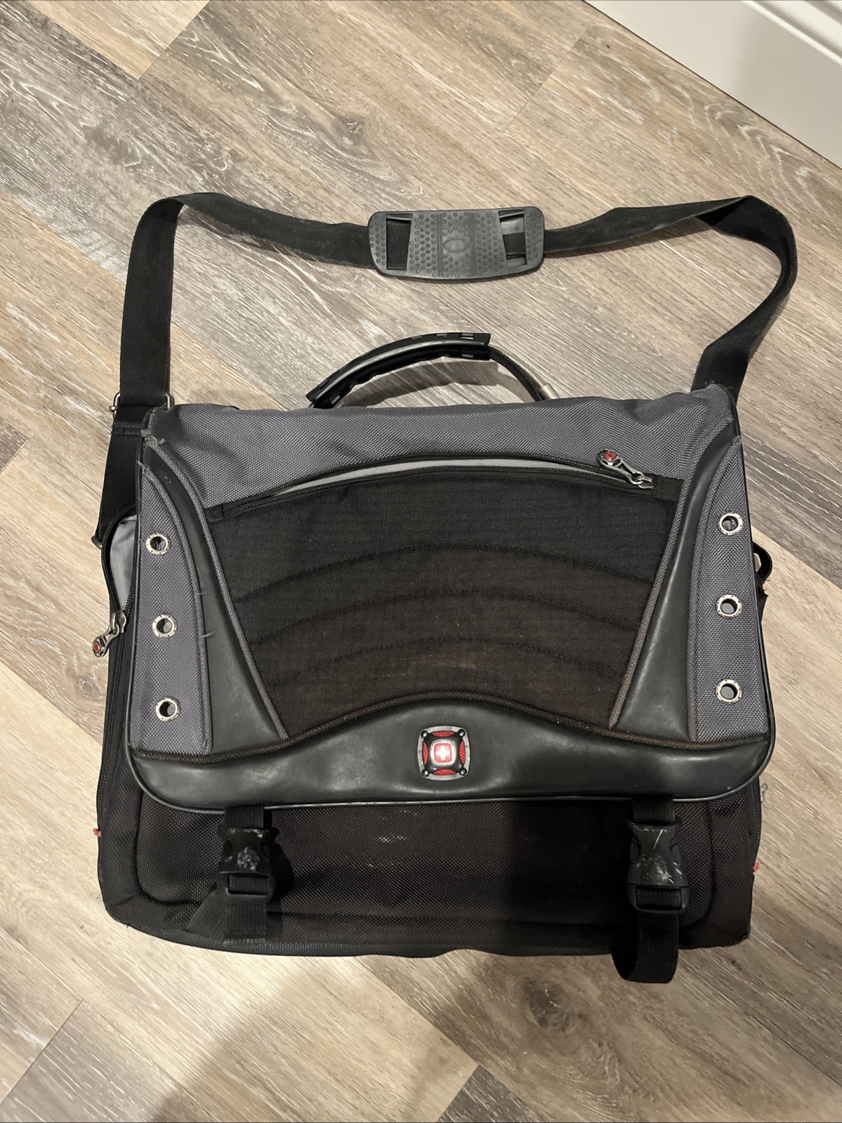 Wenger Swissgear Saturn Laptop Messenger Shoulder Strap Bag Black/Grey