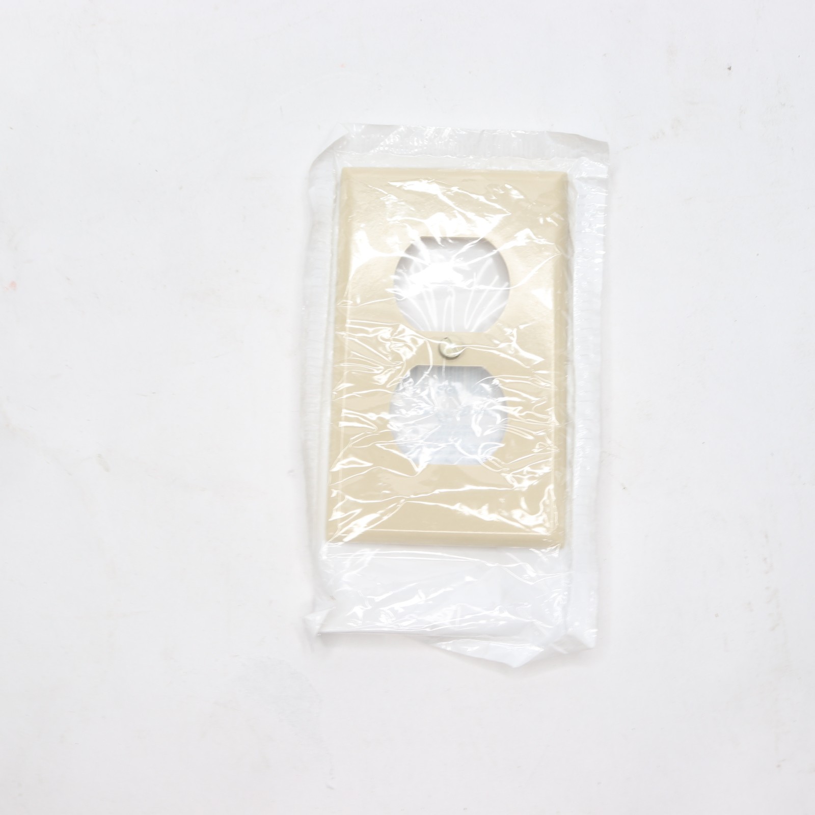 Leviton 1-Gang Duplex Device Receptacle Wallplate R51-86003-I