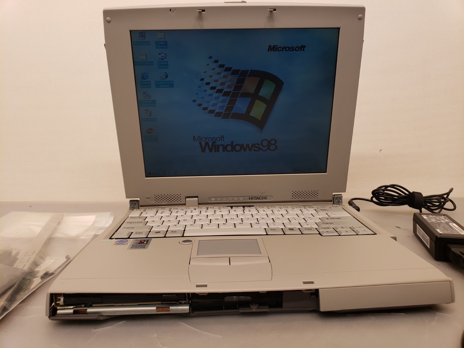 Vintage Rare Hitachi 270GX Laptop Celeron 550MHz 128MB 10GB Win98 Plastic issues