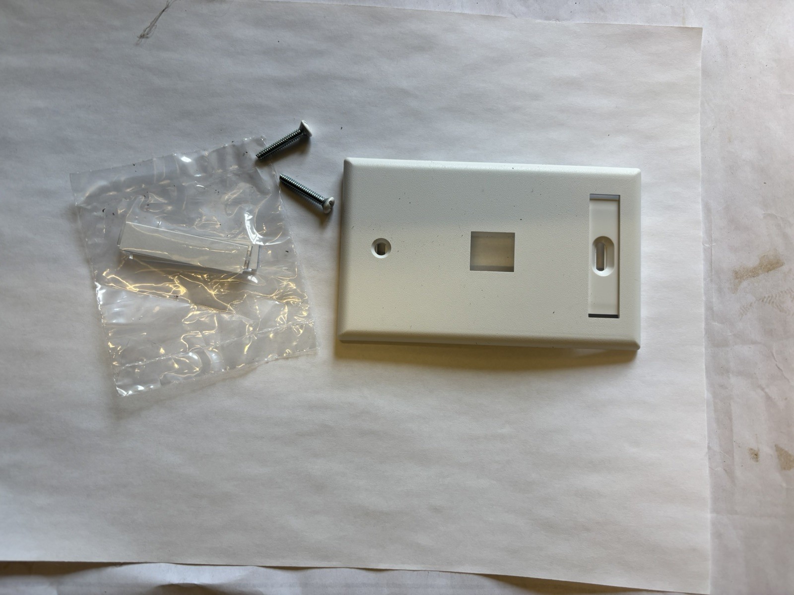 Leviton 012-42080-1ws quickport single port white wall plate. Quantity 25