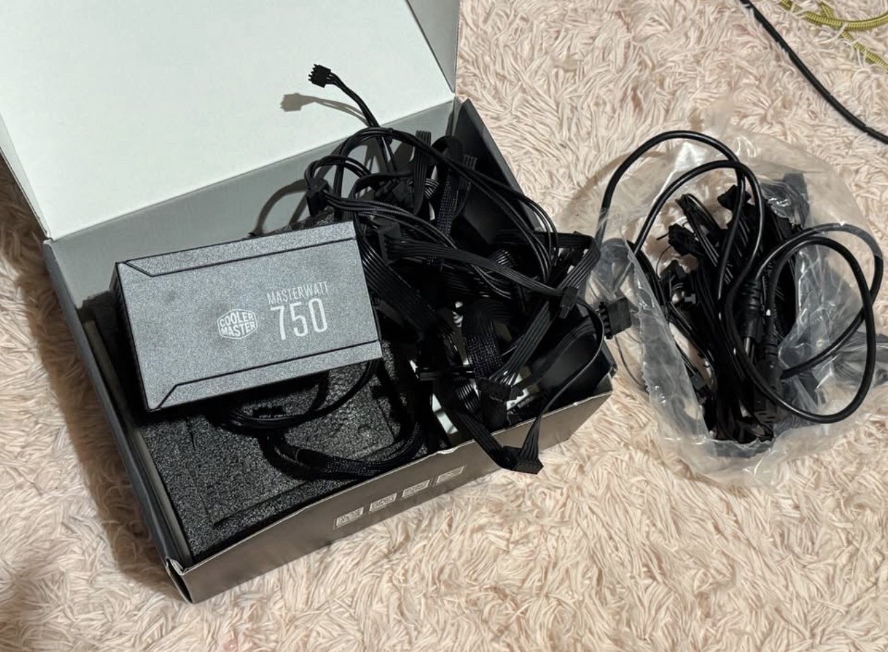 Cooler Master V750 750W 80 Plus Gold SFX Power Supply (US Plug)