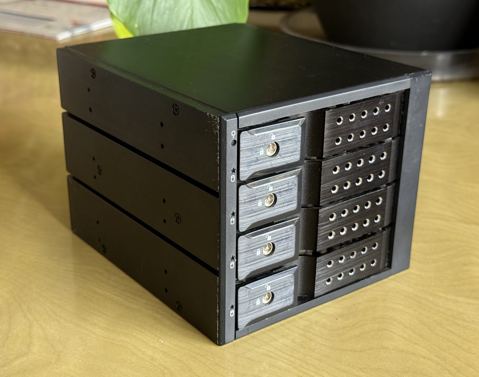 Startech HSB4SATSASBA 4 Bay 3.5" Drive Enclosure - Slight Wear