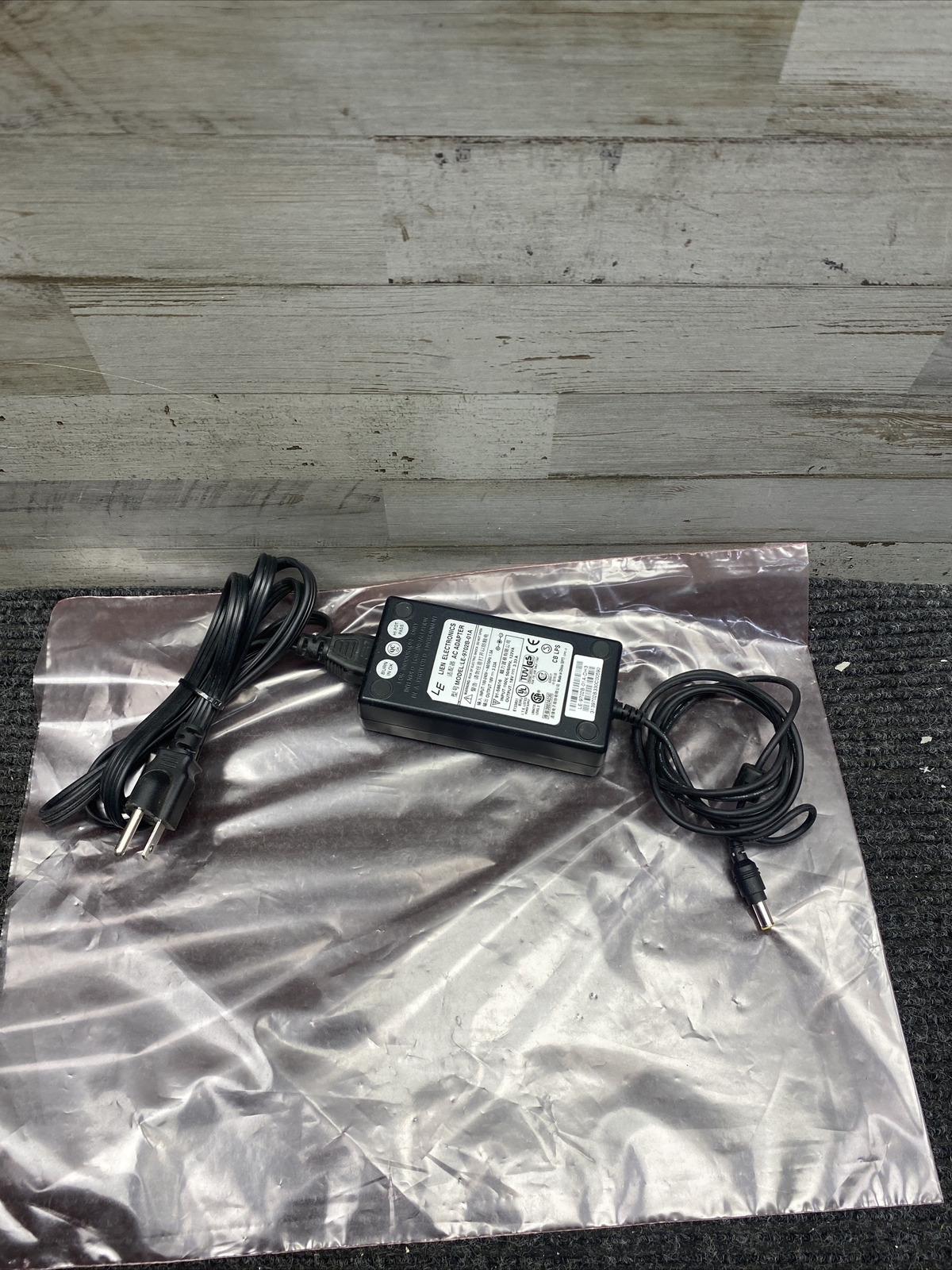 IUsed Lien Electronics LE-9702B-01A 18V DC 3.33A AC Adapter 