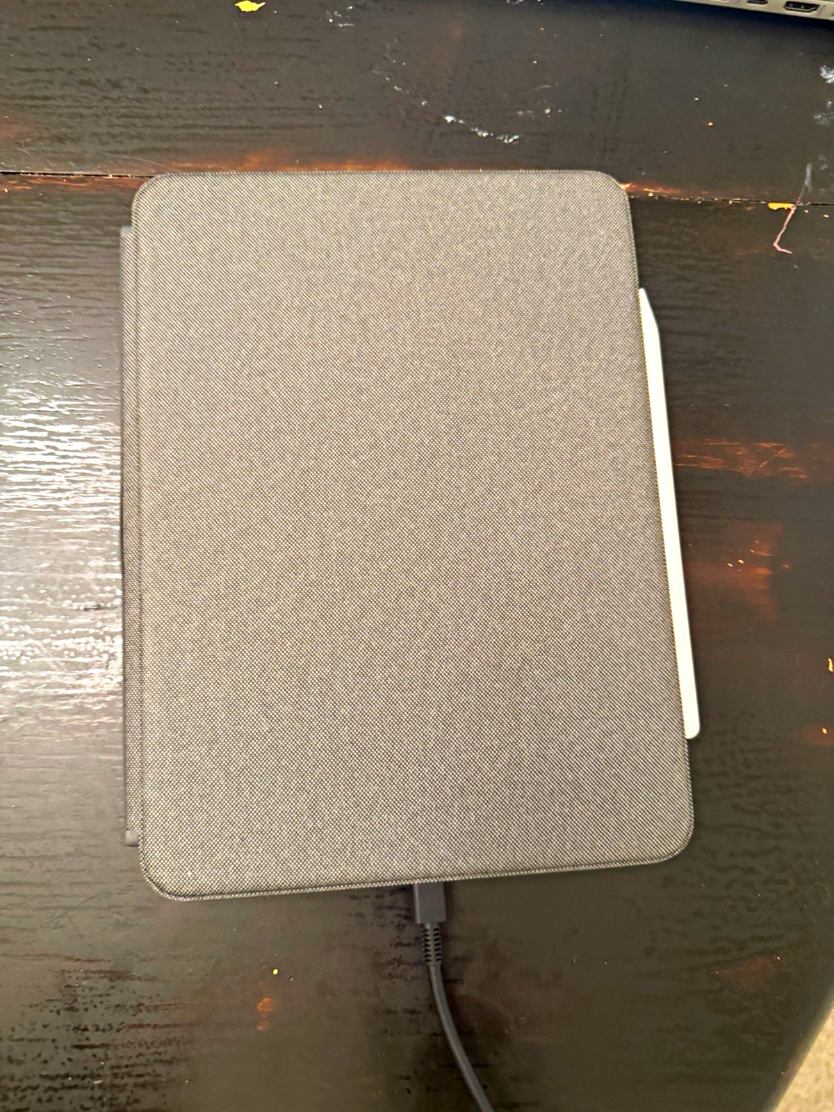 Apple iPad Air 5th Gen 64GB + Logitech Combo Touch Keyboard + Apple Pencil 2