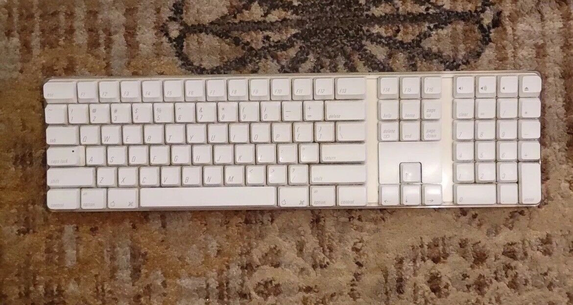Apple Mac A1016 Wireless Bluetooth Keyboard w/ Number Pad White - Tested Works