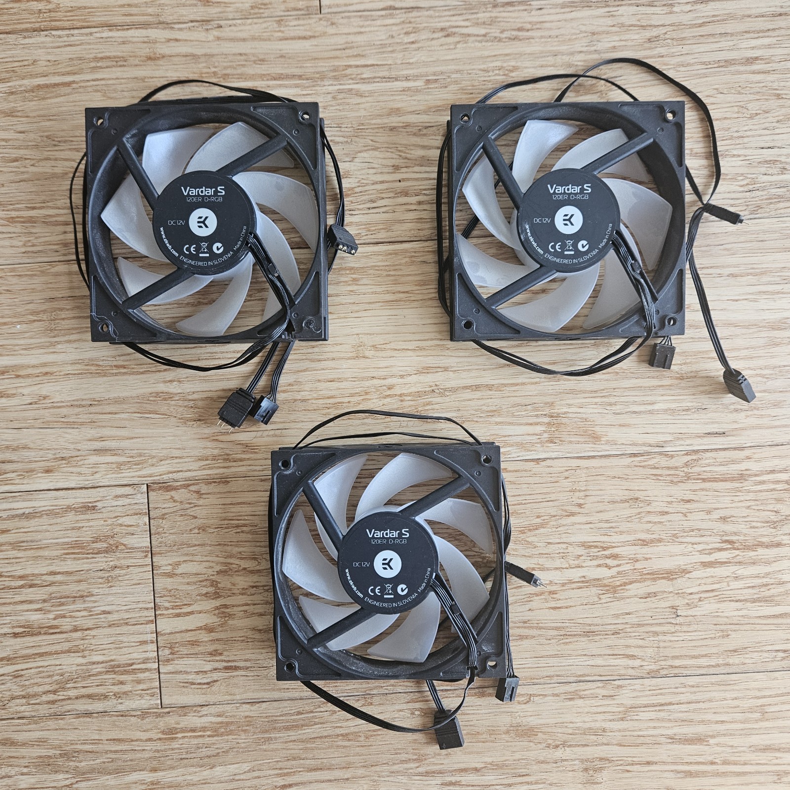3x EKWB EK Vardar S 120ER D-RGB Fan - 4pin PWM - 3pin RGB