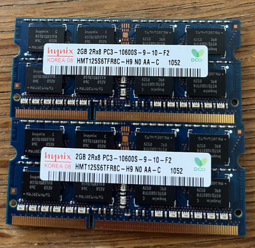 2 x Hynix 2GB 2RX8 PC3 - 10600S - 9 -10- F2 HMT125S6TFR8C - H9 N0 AA-C 1052