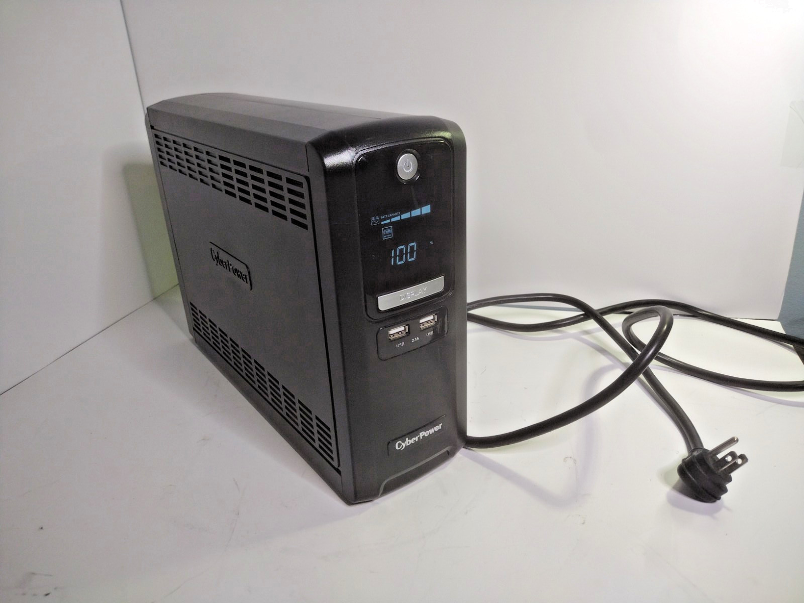 CyberPower 1350VA/810Watts UPS BATTERY BACKUP MODEL CST135XLU -New Batteries