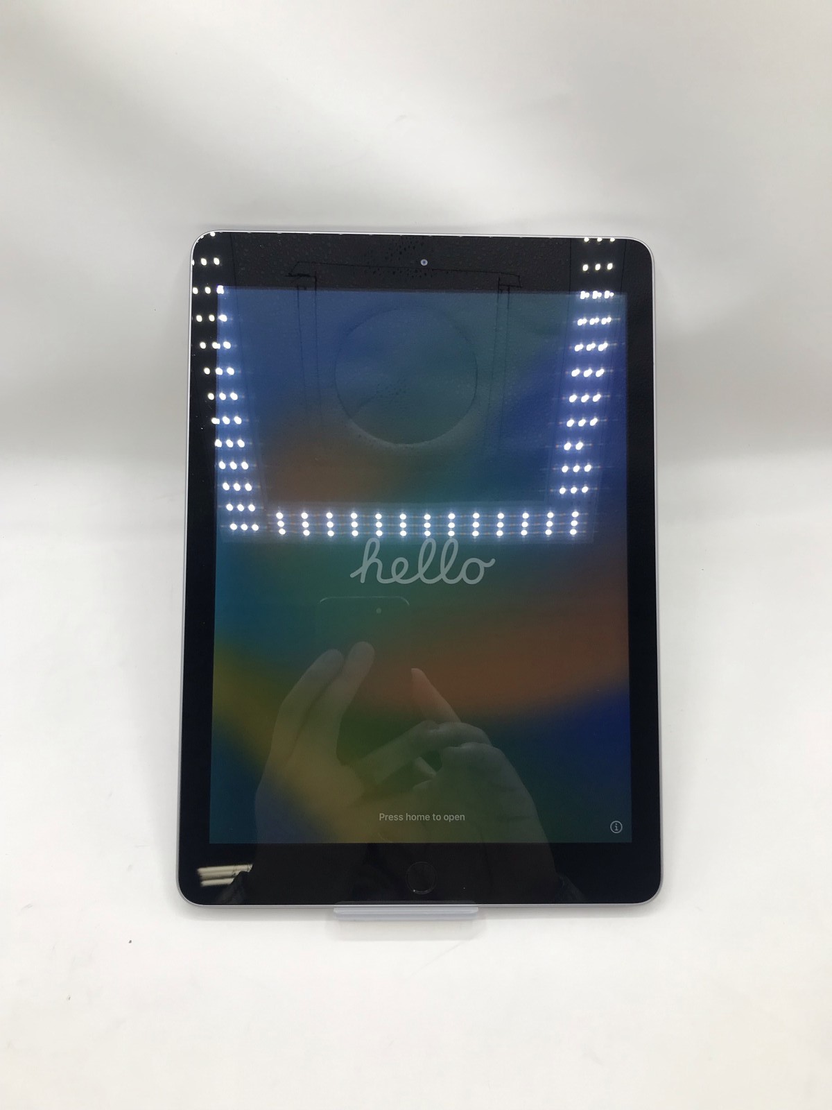 Apple iPad 5 9.7 (2017) 32GB - SPACE GRAY - (Wi-Fi) -*GRADE D*