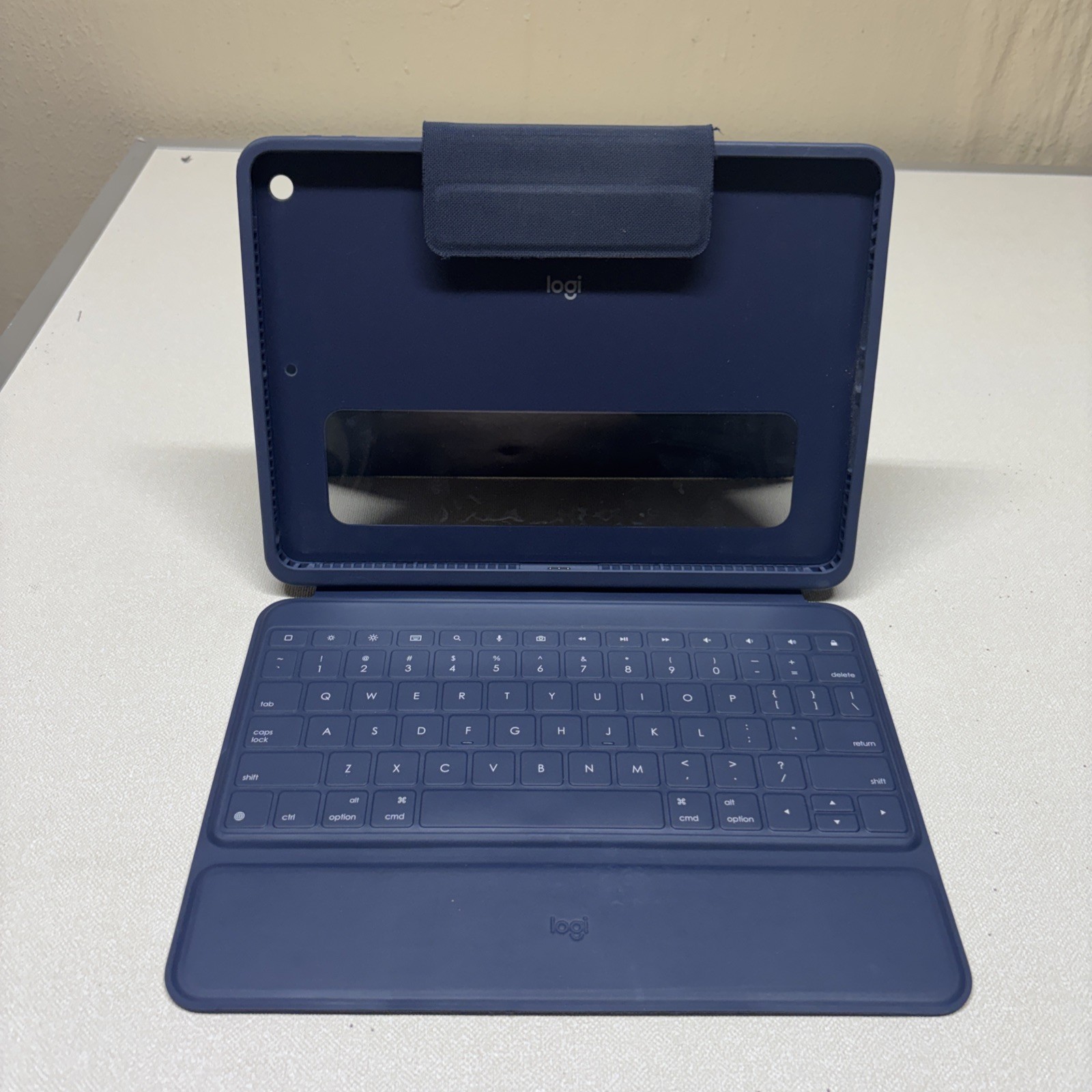 Logi YU0073 rugged combo 3 student Ipad keyboard case 7th 8th 9th generation