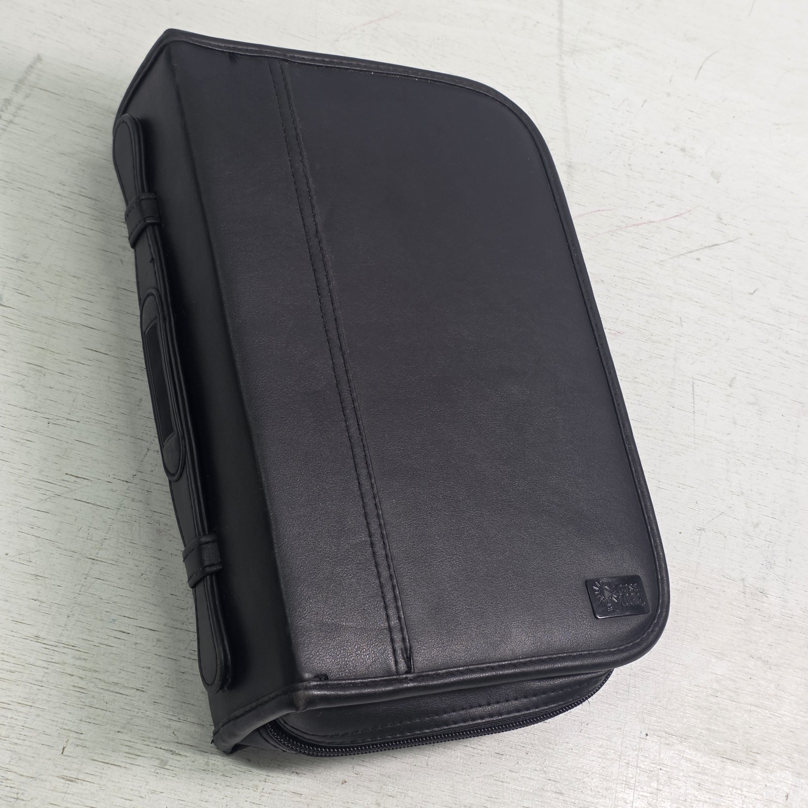Case Logic CD DVD Wallet Binder Case Black Faux Leather Holds 100 Discs Zip VG+