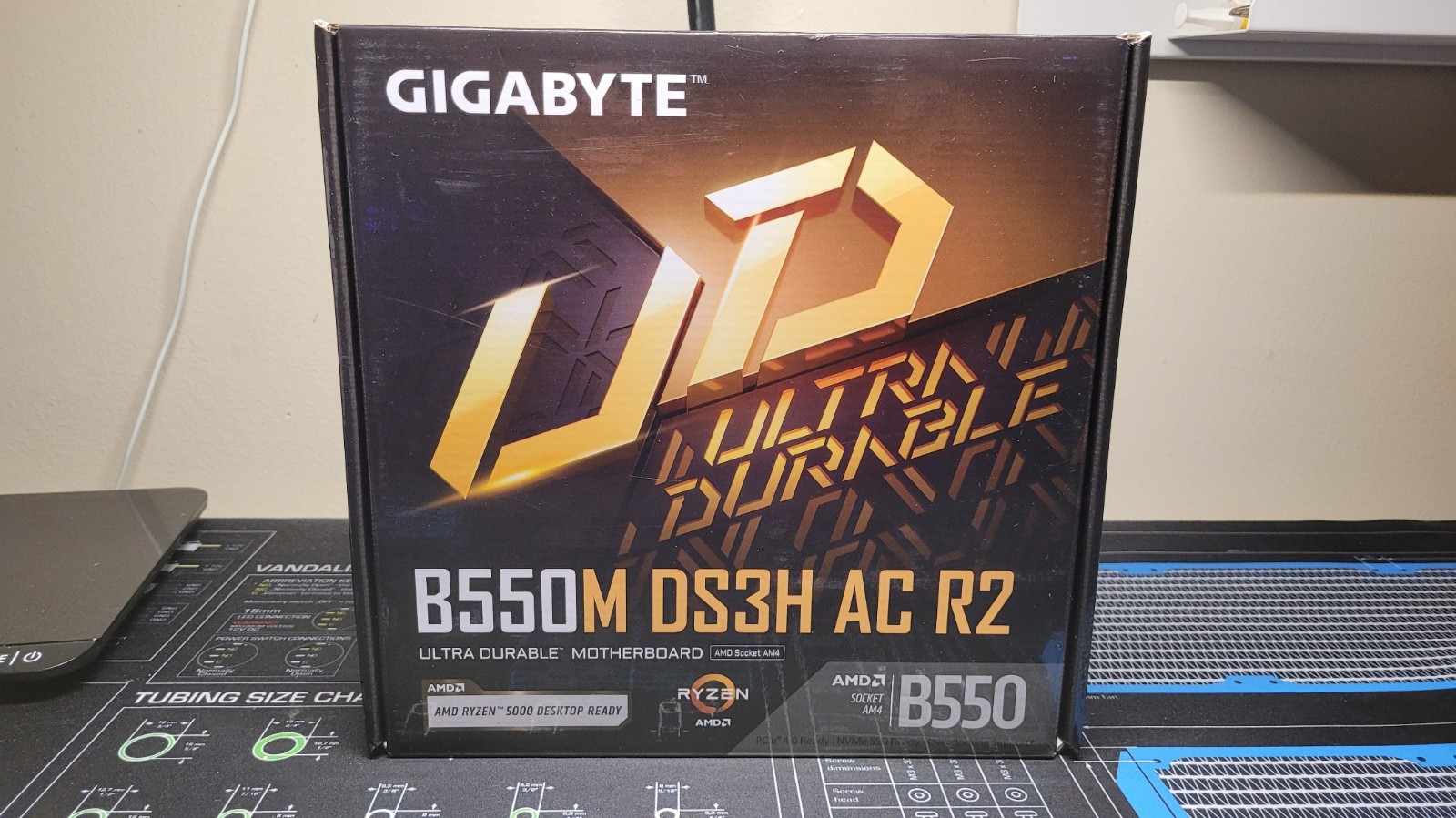 GIGABYTE B550M DS3H AC R2 B550 AM4 mATX DDR4 (BOX AND ORIGINAL PARTS INCLUDED)