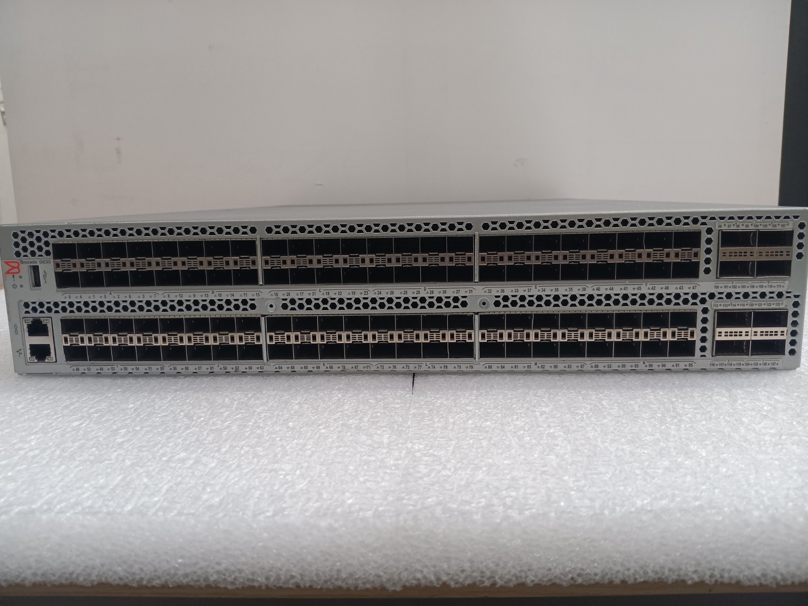 Brocade BR-G630 32GB 128 port FC switch with (48) active ports