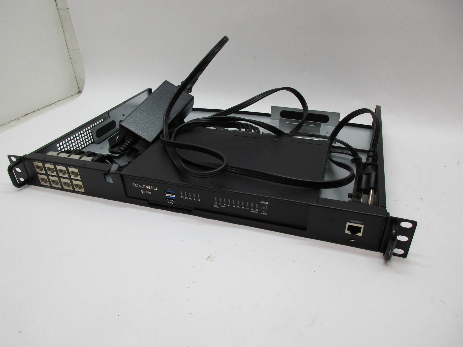 SONICWALL TZ 670 FIREWALL SECURITY APPLIANCE 5G LTE *POWER ON* T5-D10