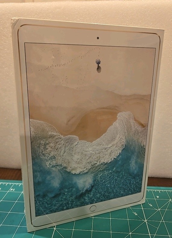 Apple iPad Pro (10.5-inch) A1701 64 GB, Wi-Fi, 10.5 in - Gold Brand New Sealed