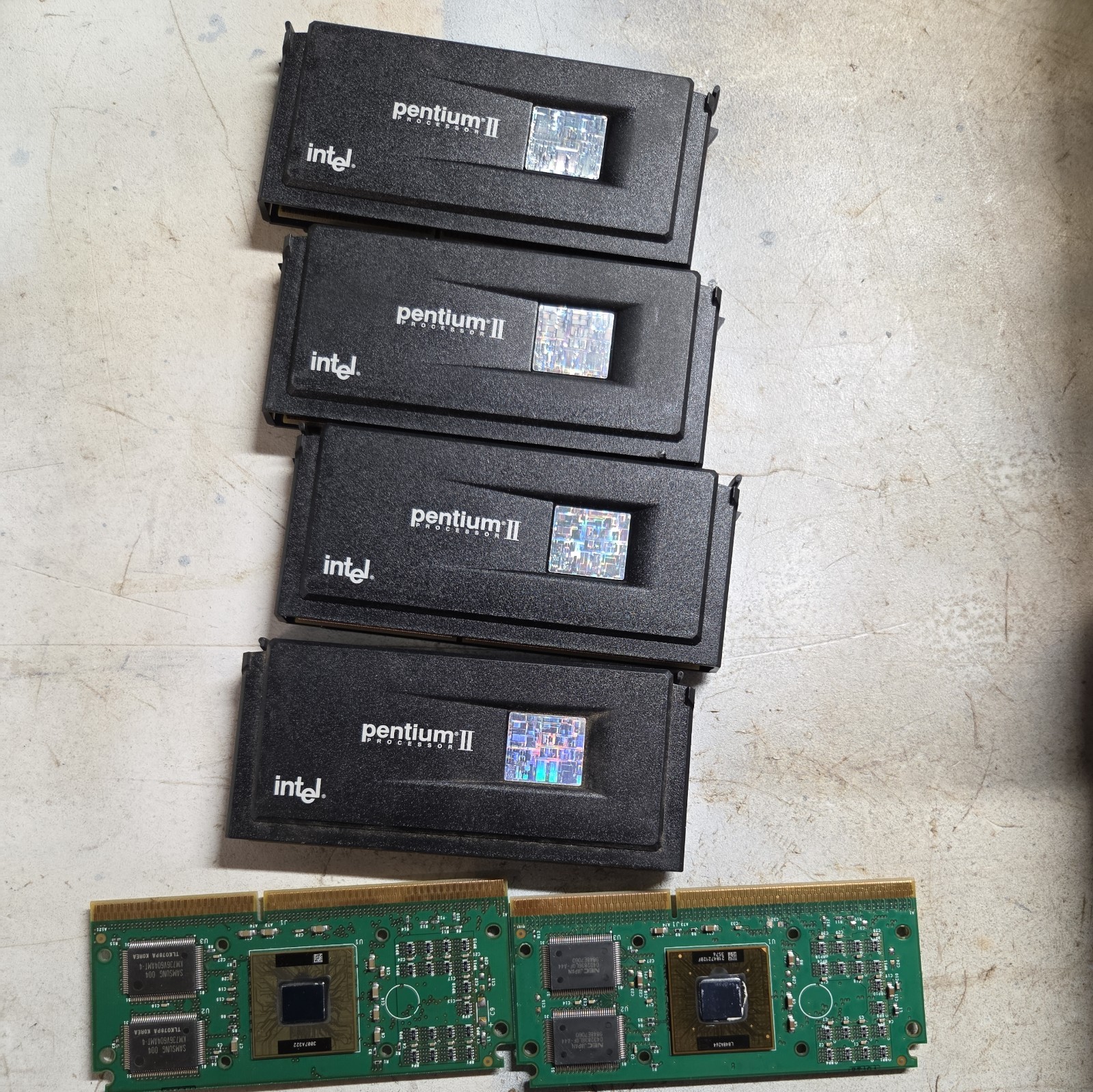 Lot of 6 - Intel Pentium II Processor  SL2W8. not tested/ gold recovery 