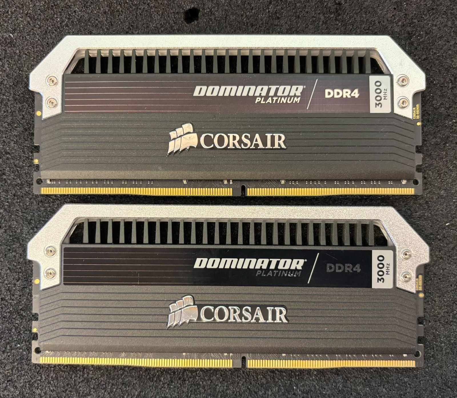 Corsair Dominator Platinum 32GB(2x16GB) DDR4 3000 CL15 RAM CMD32GX4M2B3000C15
