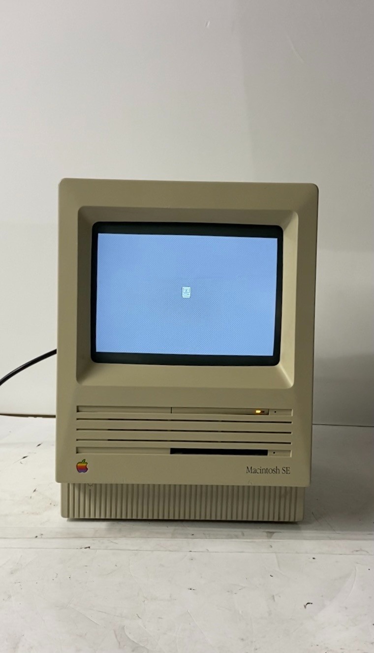 APPLE MACINTOSH SE M5011 1986 VINTAGE DESKTOP COMPUTER POWERS ON DISPLAY WORKS