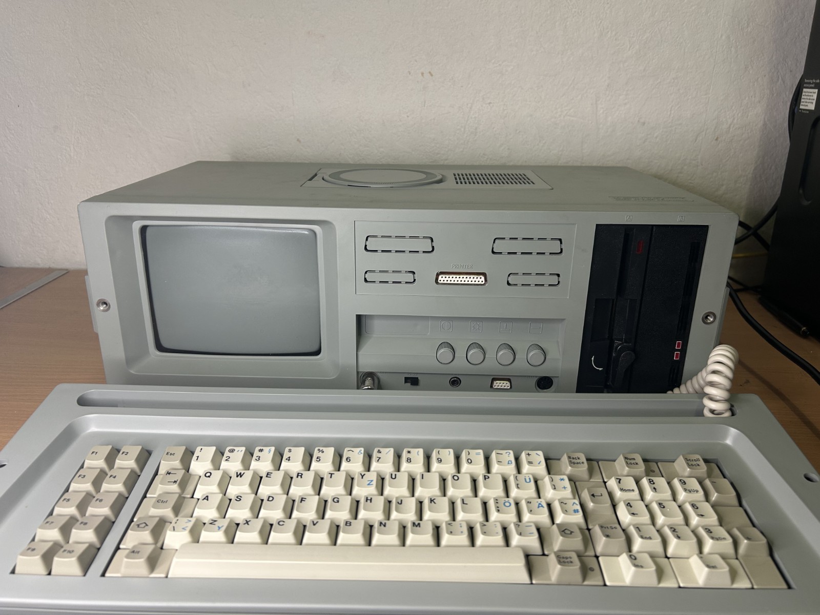 Vintage Portable PC XT 8088 (1986) - Fujitech Turbo, 20MB HDD, CRT