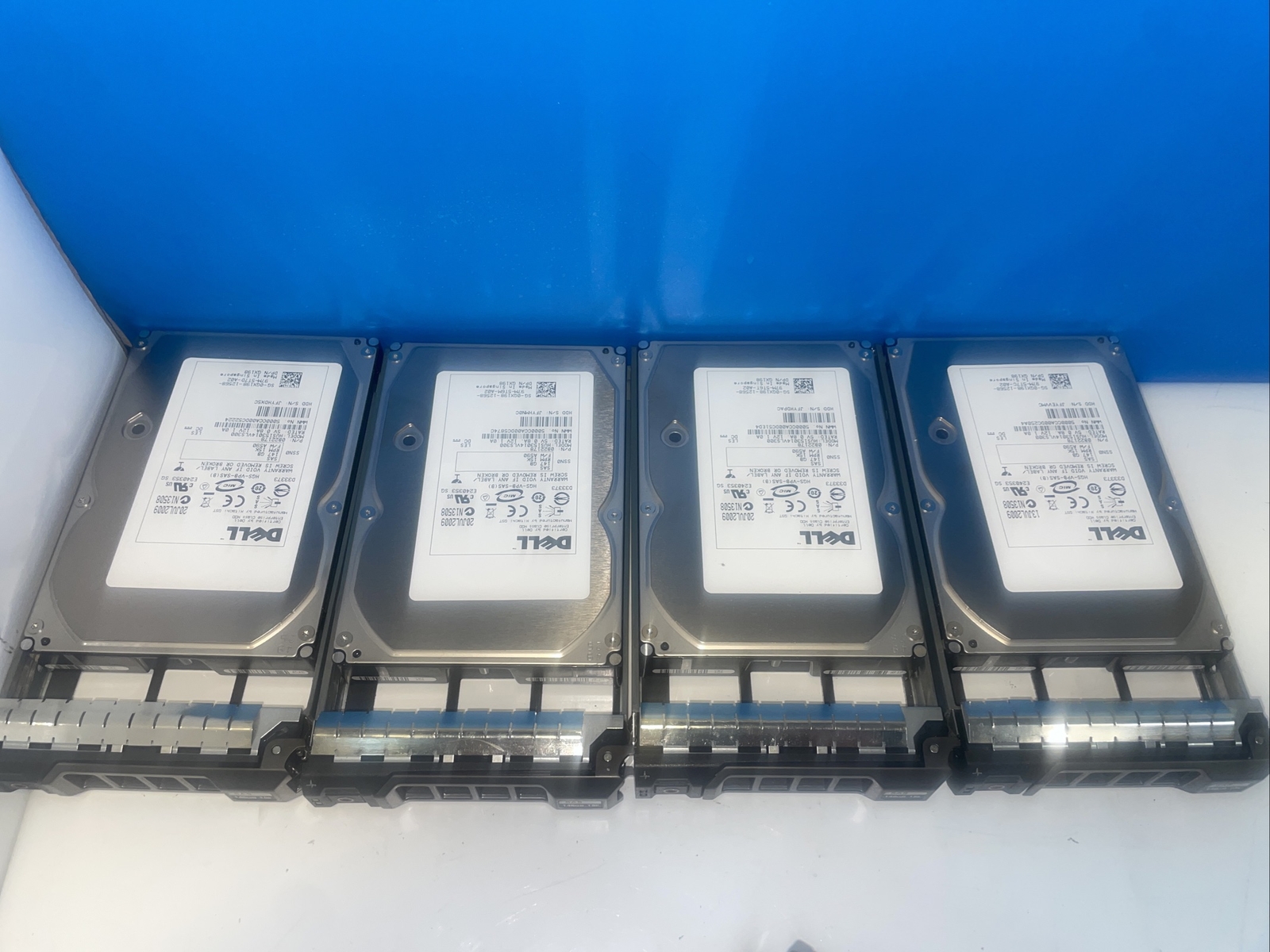 * 4x Dell Hitachi GX198 15K RPM 3.5" 147GB  SAS Server Hard Drive W/F238F TRAY