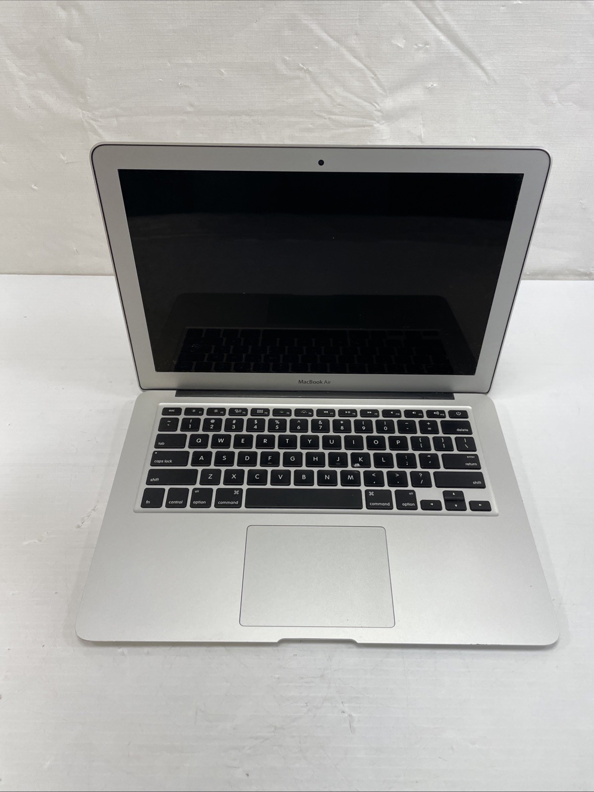 Apple Macbook Air A1466 13 " i5-5350U 1.86 ghz 8 GB Ram No hard drive or o.s.