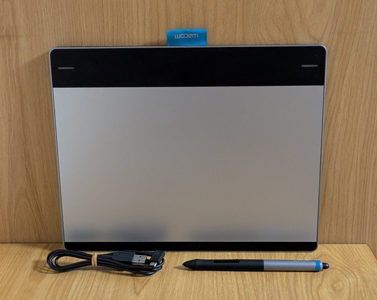 Wacom CTH-680 Intuos Medium Creative Pen & Touch Tablet Excellent