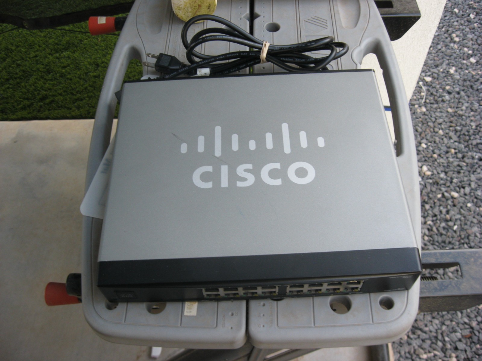 Cisco SR2016 v2.2 16-port 10/100/1000 Gigabit Ethernet Network Switch 