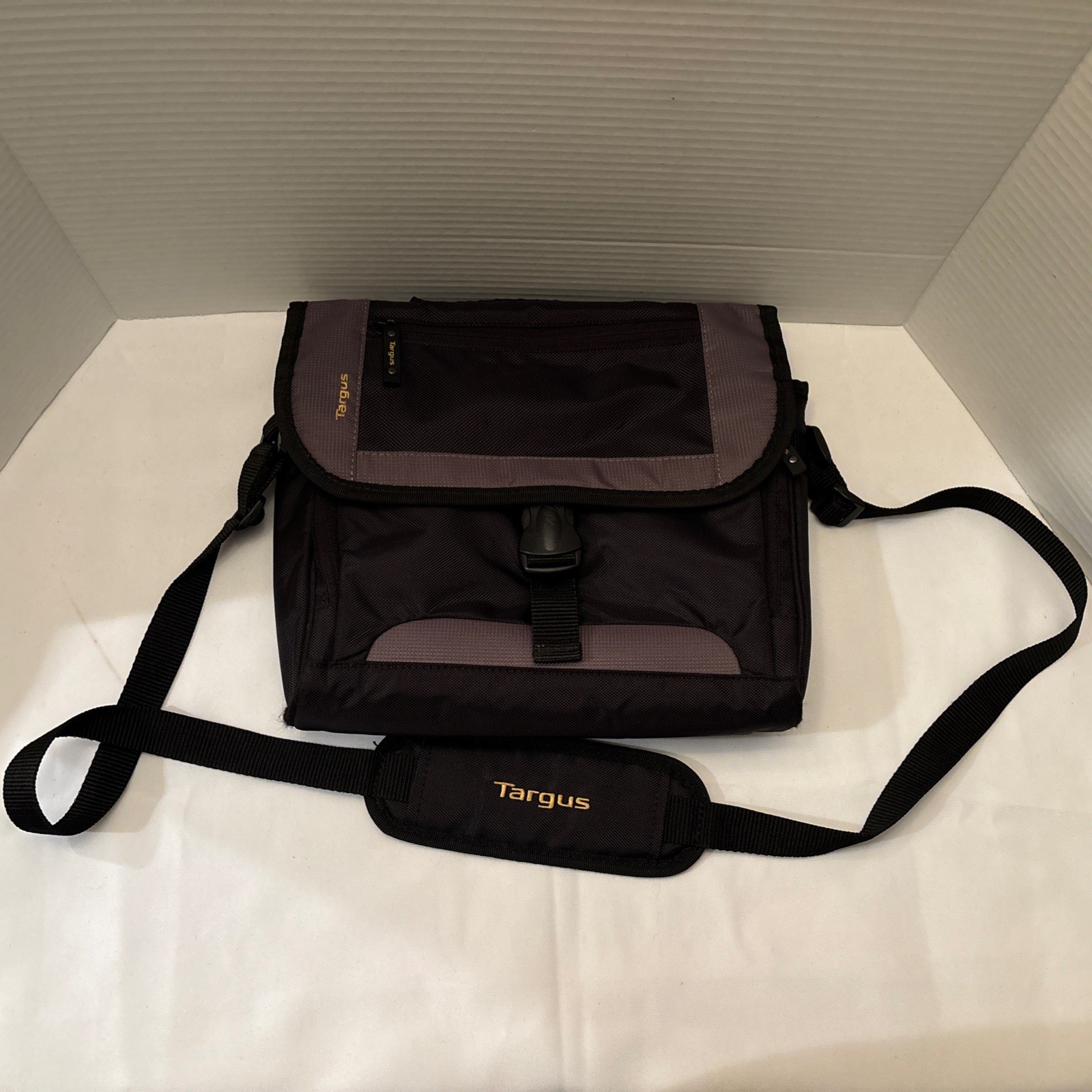Targus CityGear Mini Messenger iPad Tablet Bag Soft Case 11”x9” TSM148-50