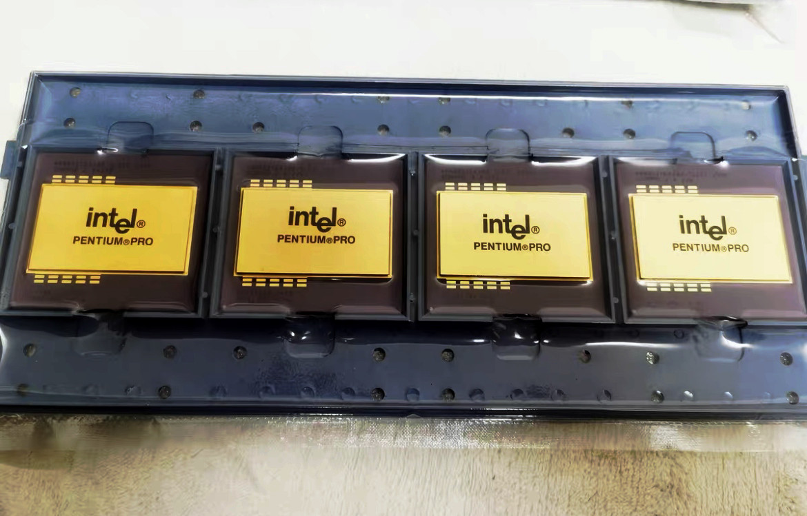 (Set of 4) Vintage Intel Pentium Pro CPUs in “Golden Dome” packaging.