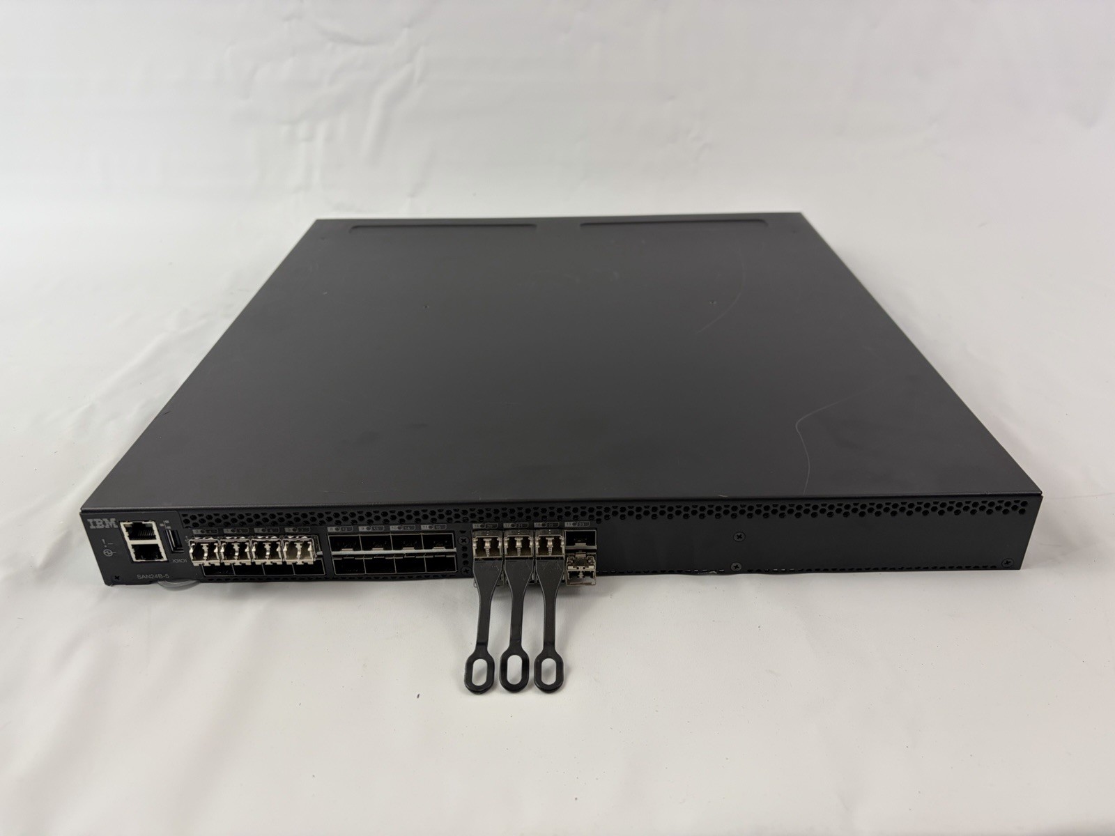 IBM SAN24B-5 2498-F24 Brocade 24-Port 16Gb Fibre Channel Switch w/ 8x SFP