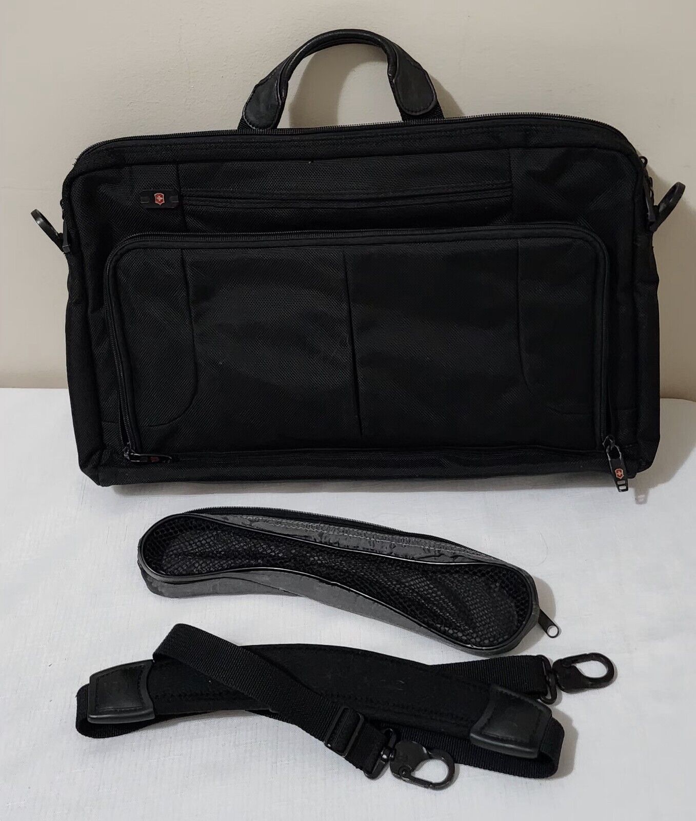 Victorinox by Swiss Army Knife Messenger, Laptop Case/Bag Black rarely used 
