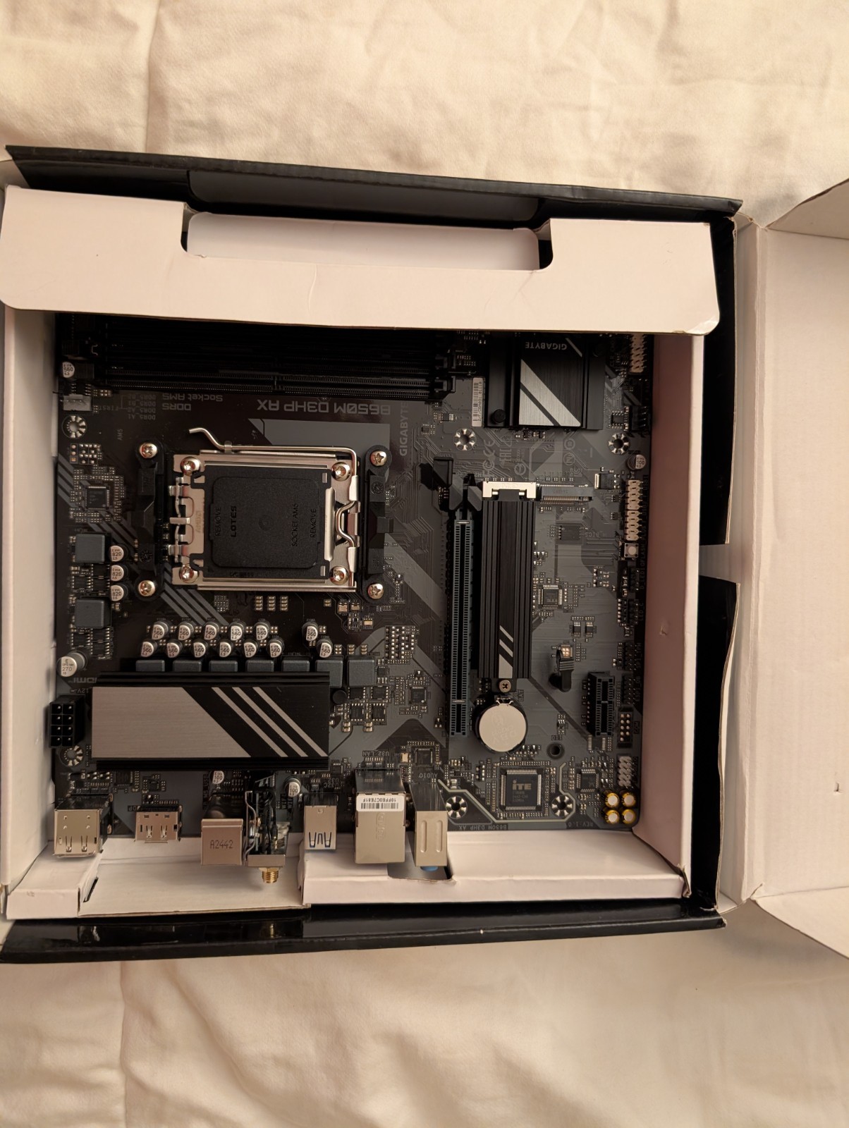 GIGABYTE B650M DS3H Socket AM5 AMD Motherboard