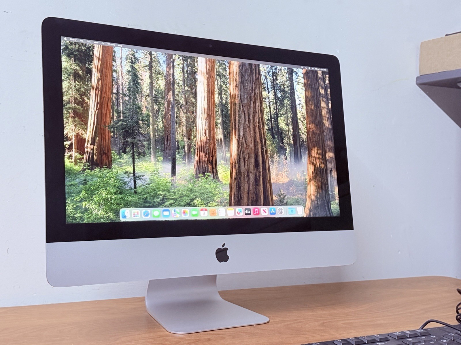 2019 iMac 21.5" A2116 Intel Core i7 3.2Ghz 16GB RAM 512GB SSD 560x Sequoia