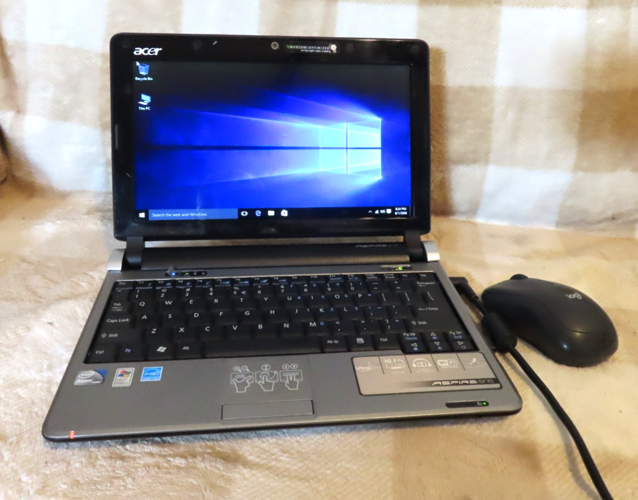 Acer Aspire One KAV60  10.1" Netbook Atom 1.66GHz 2GB 160GB Windows 10, TESTED