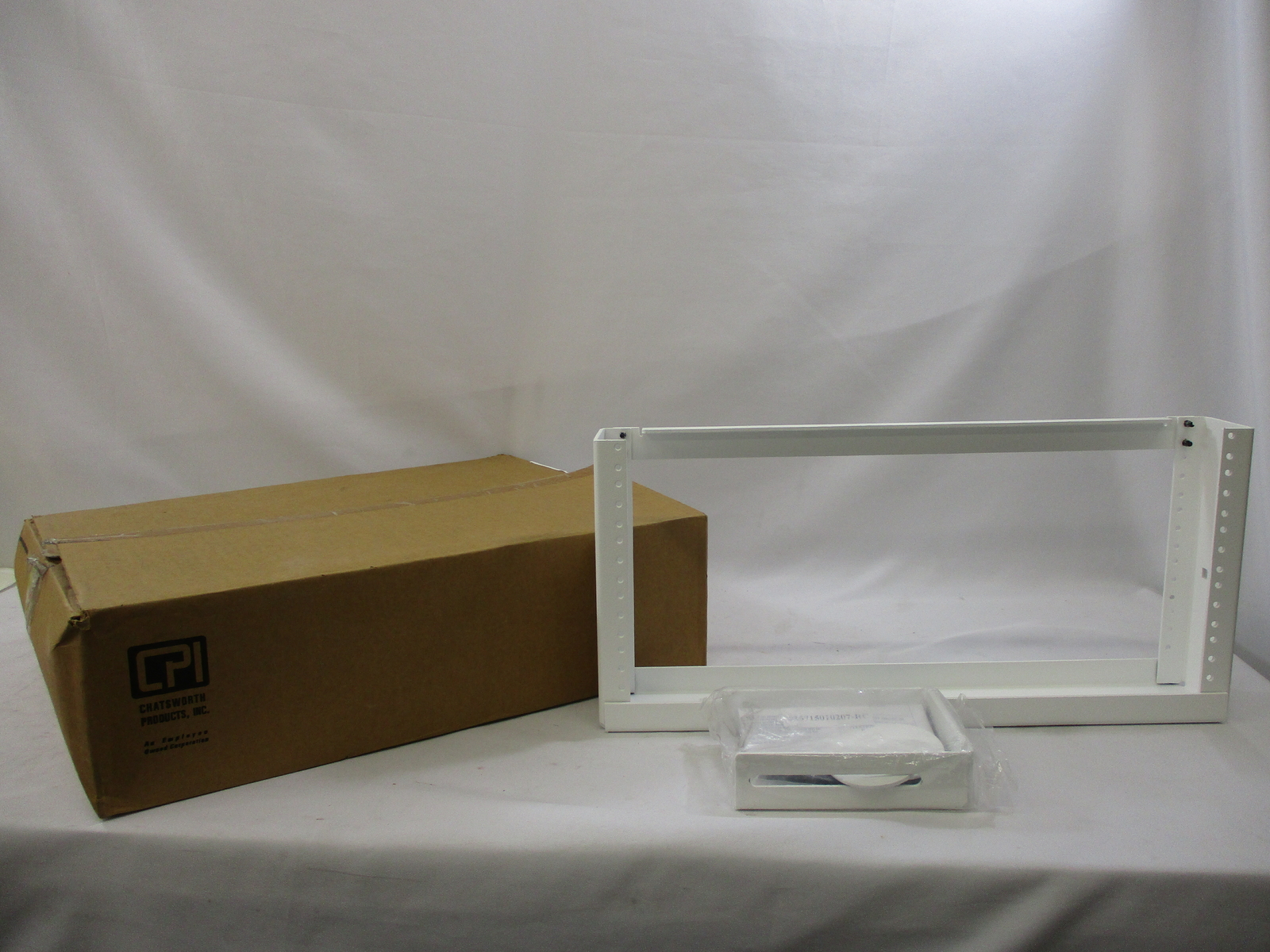 *NEW* CPI CHATSWORTH TS1011765 PATCHRACK 19" x 4U, GW