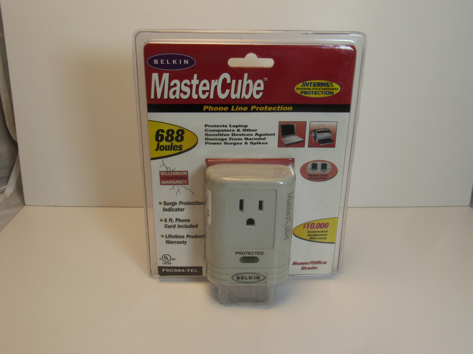 Belkin MasterCube Single Outlet Surge Protector 688 Joules Phone Line F5C594-TEL