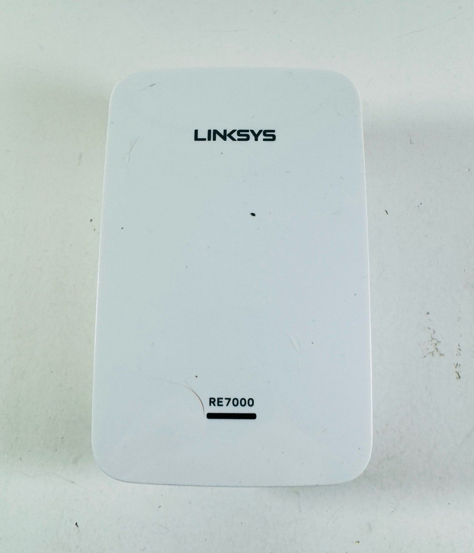 Linksys RE7000 Wi‑Fi range extender unit in white EL7