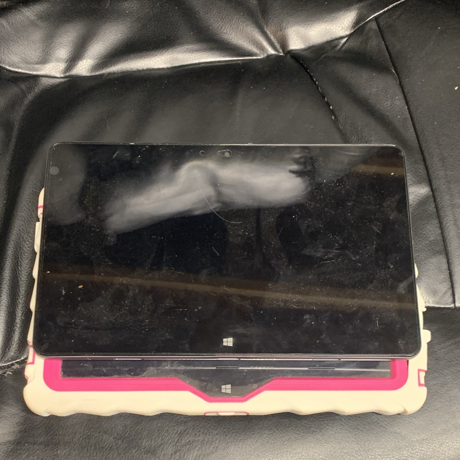 Tablet bundle of 2 x Dell Latitude 11 FOR PARTS ONLY. Screens are good, no crack