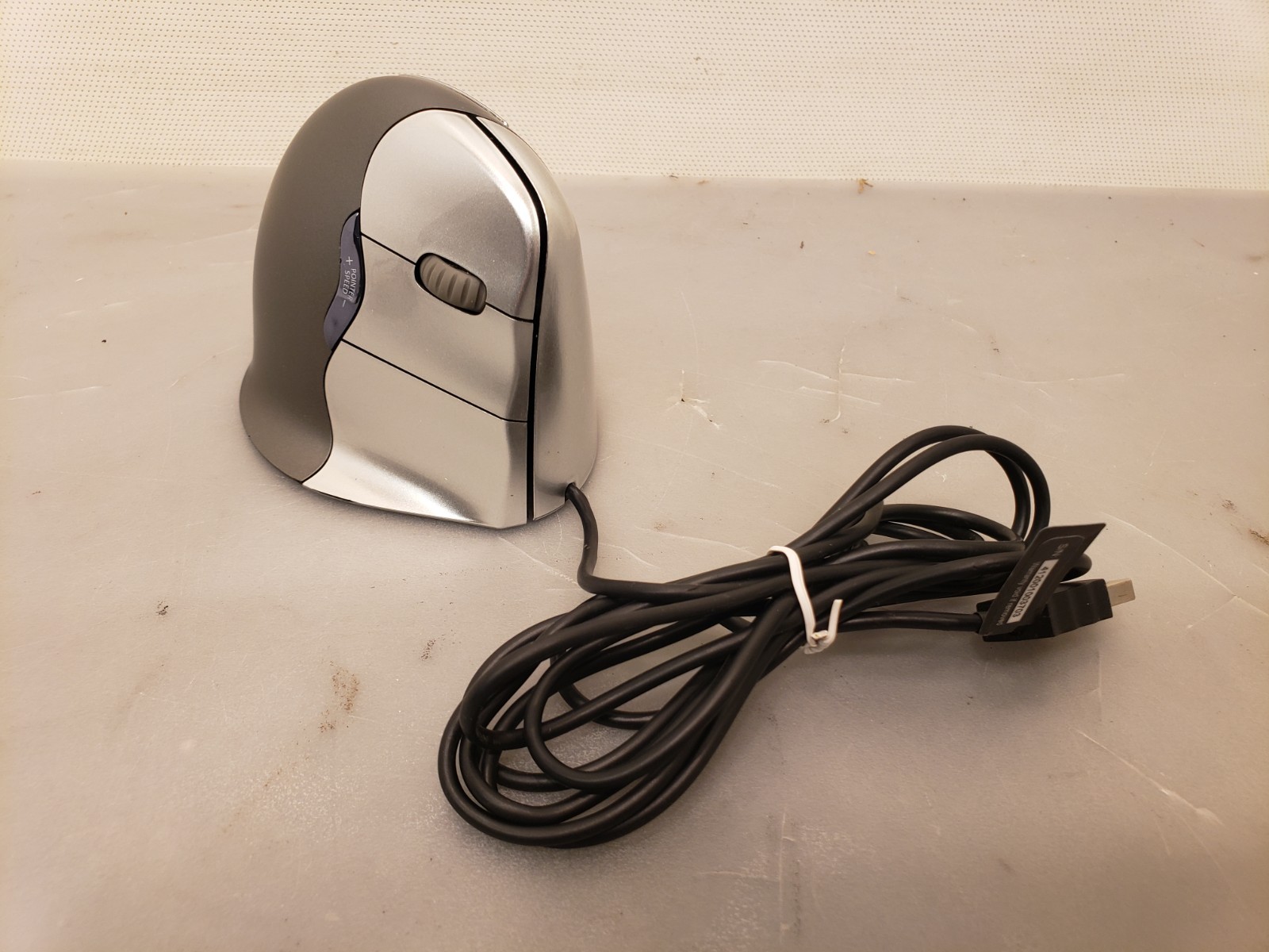Evoluent VM4R 2600 DPI Ergonomic Vertical Right Hand Mouse Wired 6 Buttons