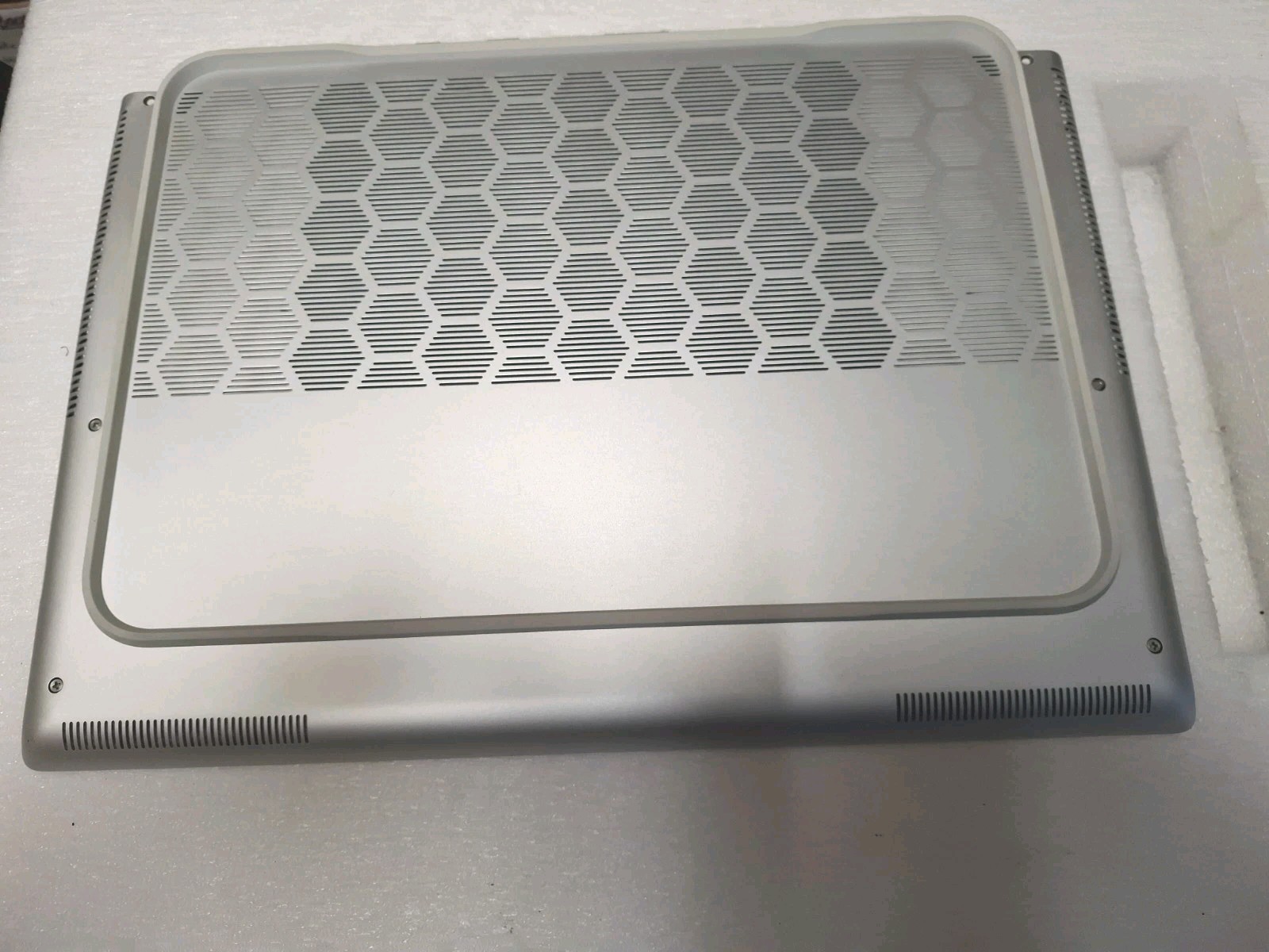 Dell  Alienware X16 R1  Bottom case cover  07KVKN 7KVKN Ab14