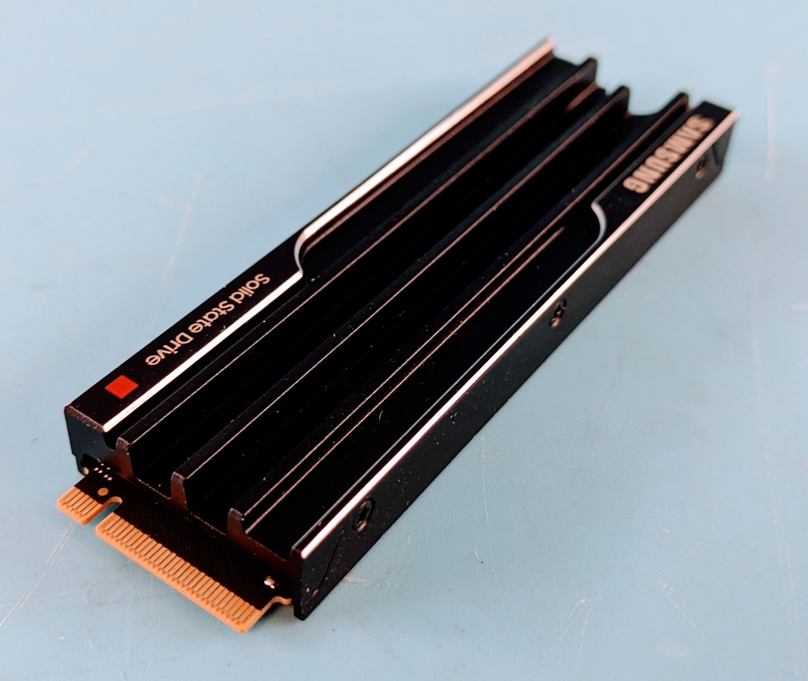 Samsung 9100 Pro 4TB MZ-VAP4T0 M.2 PCI-E 5.0 x4 NVME SSD with heatsink