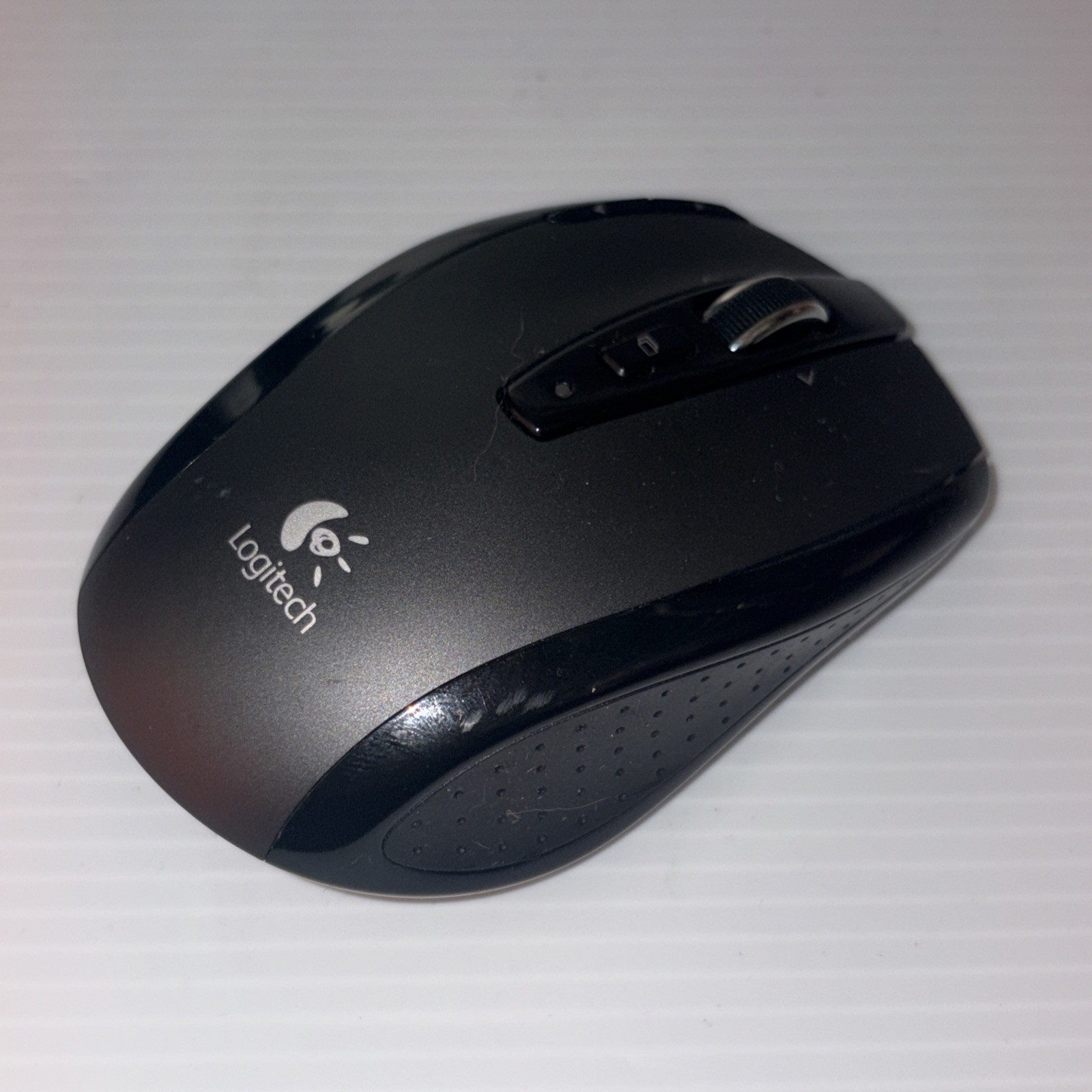 Logitech VX Nano Wireless Laser Ergonomic Mouse w C-UBD58 Receiver
