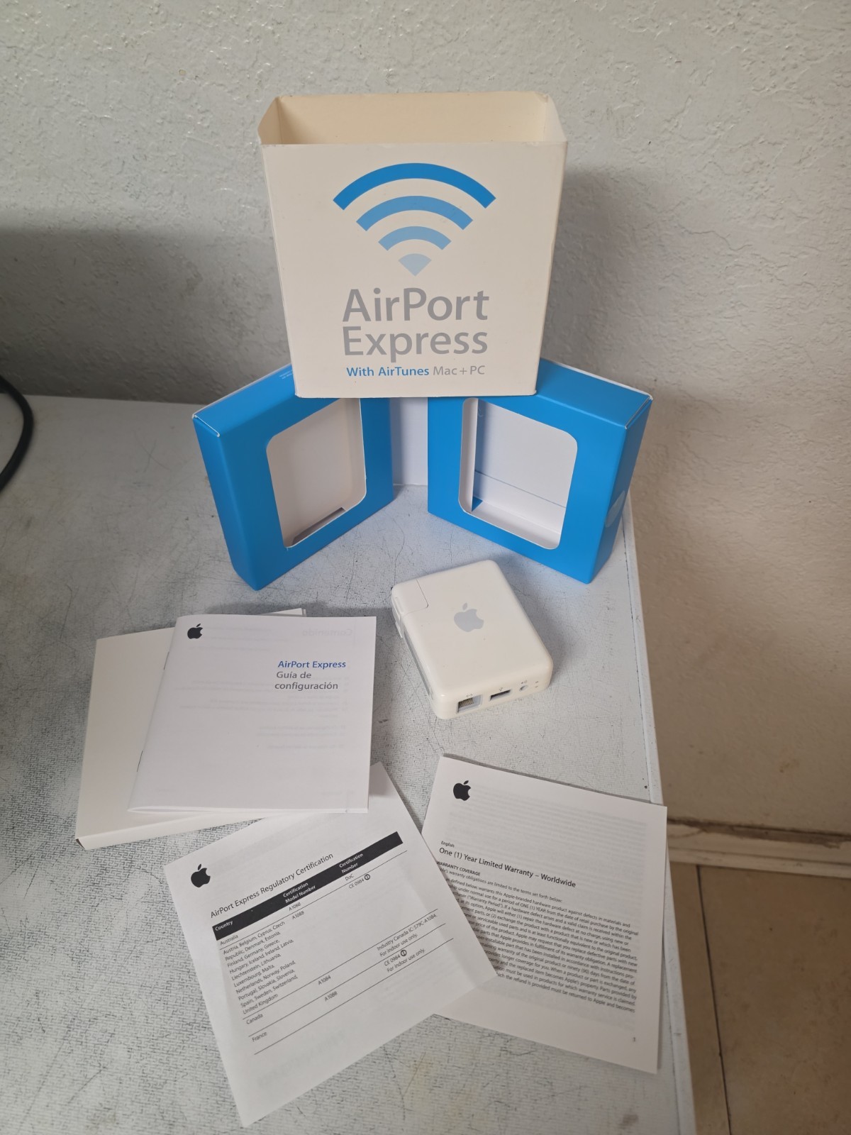 Apple AirPort Express AirTunes Base Station A1084 2004 w/ Box & Inserts