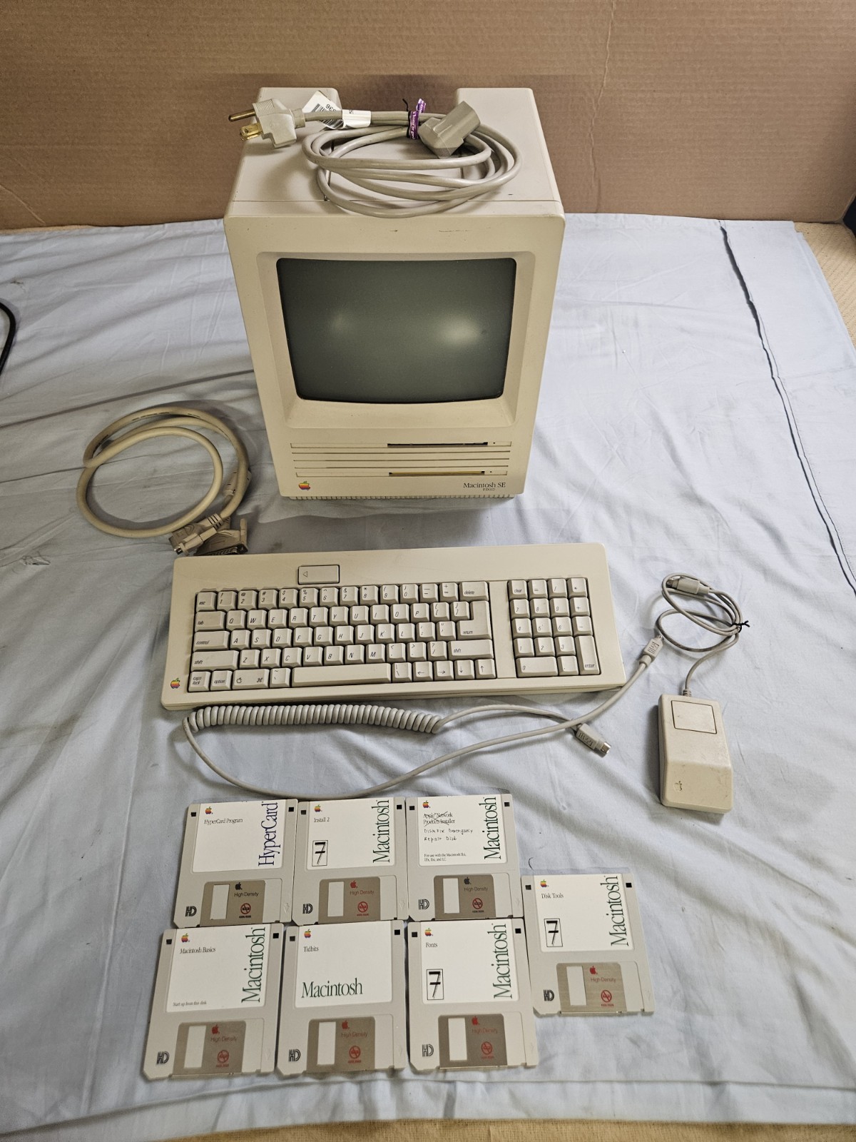 Vintage Apple Macintosh SE Model M5011 Computer w/ 8 Original Discs, Keyboard, 