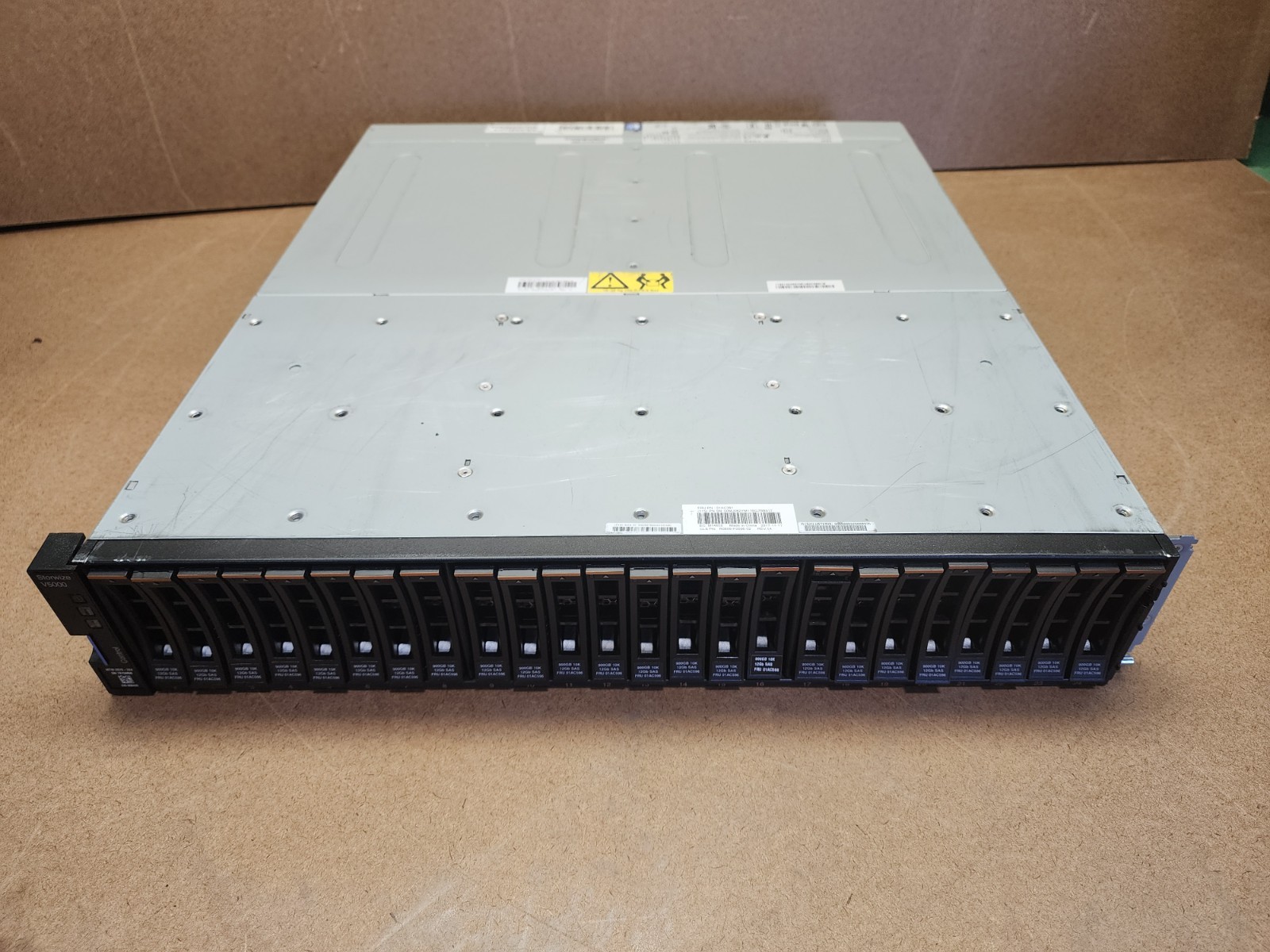 IBM Storwize V5000 Expansion Enclosure + 25x Caddies 2x 01LJ609 Controllers